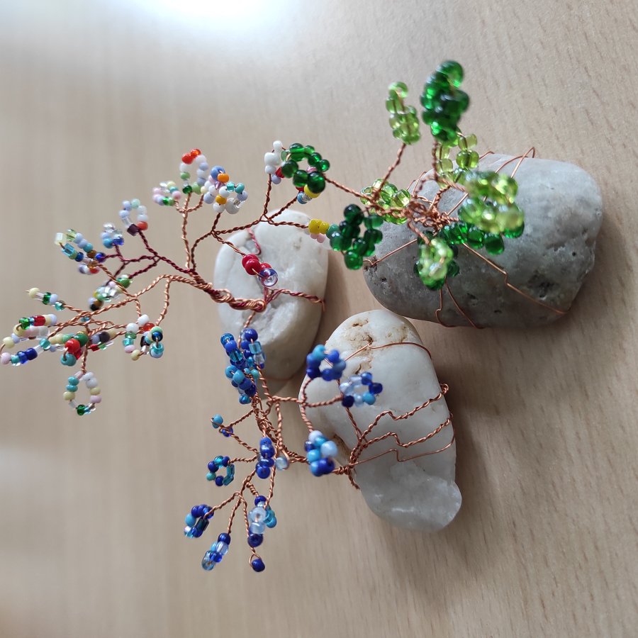 Drátovaný stromeček s korálky